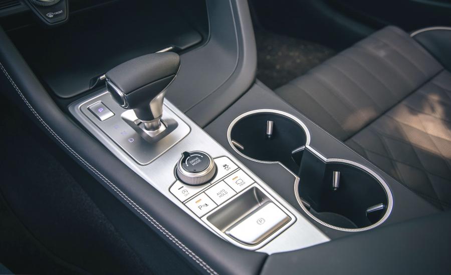 Детали интерьера Genesis G70 2.0T 2018 года  (NA) (фото 27 из 44)